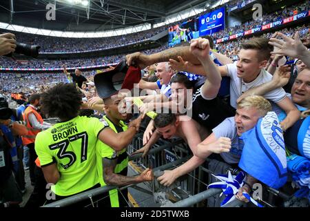 Isaiah Brown di Huddersfield Town festeggia con i tifosi dopo aver vinto il Sky Bet Championship Gioca alla finale Foto Stock