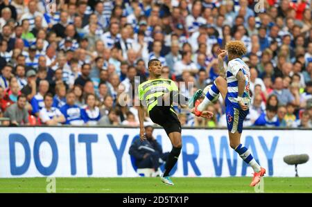 Huddersfield Town's Collin Quaner e Reading's Daniel Williams battaglia per la sfera Foto Stock