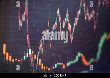 Ologramma grafico con sfondo interno minimalista. Mercato finanziario, concetto di investimento sullo sfondo del centro di affari Foto Stock