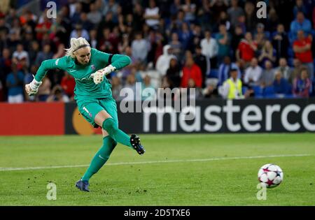 Il portiere di Parigi Saint-Germain Katarzyna Kiedrzynek spara e perde la sua pena nello sparatutto dopo la finale della UEFA Women's Champions League tenutasi al Cardiff City Stadium, il 1 giugno 2017 Foto Stock