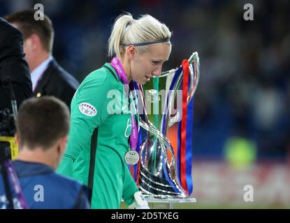 Il portiere di Parigi Saint-Germain Katarzyna Kiedrzynek si guarda deppato mentre cammina oltre il trofeo dopo la finale della UEFA Women's Champions League tenutasi al Cardiff City Stadium, il 1 giugno 2017 Foto Stock