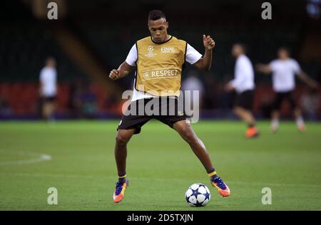 Alex Sandro di Juventus durante una sessione di formazione tenuta presso il Stadio nazionale del Galles in vista della UEFA Champions League di domani Finale contro il Real Madrid Foto Stock