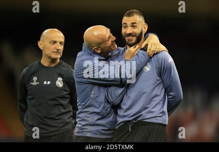 Karim Benzema (rigth) del Real Madrid con l'assistente manager David Bettoni Durante una sessione di allenamento che si tiene allo Stadio Nazionale di Il Galles in vista della finale di domani della UEFA Champions League contro Juventus Foto Stock