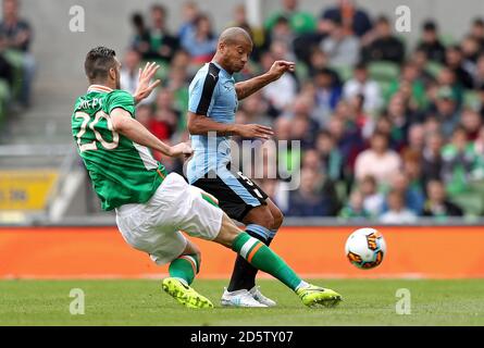 Shane Duffy della Repubblica d'Irlanda (a sinistra) affronta Carlos Sanchez dell'Uruguay Foto Stock