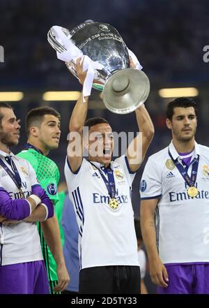 Lucas Vazquez del Real Madrid festeggia con il trofeo dopo la finale della Champions League 2017 che si è tenuta allo stadio nazionale di Cardiff Foto Stock