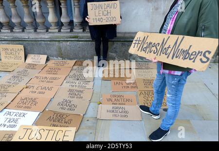 Londra, Regno Unito. 14 Settembre 2020. Nomi non numeri protestano in Whitehall, attirando l'attenzione sulle identità degli individui uccisi dal virus COVID-19 piuttosto che solo le statistiche Credit: Phil Robinson/Alamy Live News Foto Stock