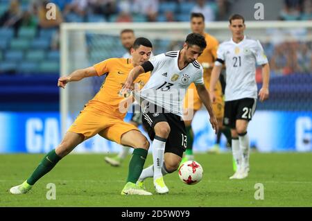 Tom Rogic (a sinistra) in Australia e Lars Stindl in Germania combattono per la sfera Foto Stock