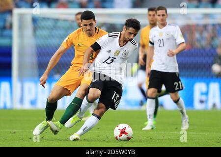 Tom Rogic (a sinistra) in Australia e Lars Stindl in Germania combattono per la sfera Foto Stock