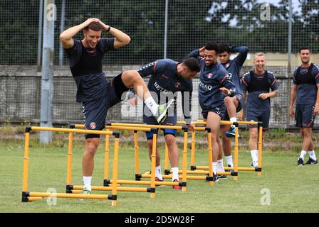 Jason Pearce di Charlton Athletic (a sinistra) Foto Stock