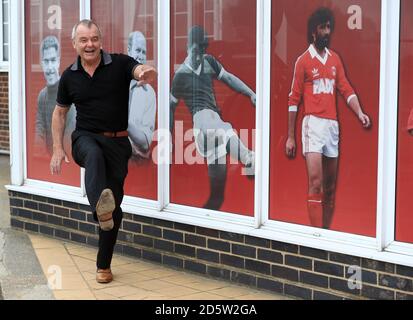 Keith Peacock di Charlton Athletic accanto a una fotografia di se stesso fuori del campo di addestramento Foto Stock