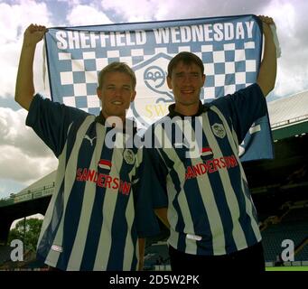 I due cartelli del mercoledì di Sheffield da Celtic Simon Donnelly (a sinistra) e. Phil o'Donnell posa nei loro nuovi colori a Hillsborough Foto Stock