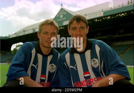 I due cartelli del mercoledì di Sheffield da Celtic Simon Donnelly (a sinistra) e. Phil o'Donnell posa nei loro nuovi colori a Hillsborough Foto Stock