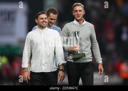 Stuart Broad del Nottinghamshire mostra la Royal London Cup in Davanti ai fan di Notts County e Nottingham Forest a Meadow Corsia Foto Stock