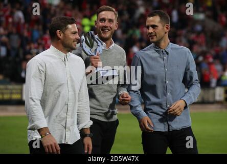 Il Nottinghamshire's Stuart Broad (al centro) mostra la Royal London Cup Di fronte ai fan di Notts County e Nottingham Forest Meadow Lane Foto Stock