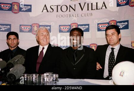 Doug Ellis, presidente di Aston Villa, e John Gregory, direttore con nuove iscrizioni, Najwyn Ghrayeb, a sinistra, e George Boateng Foto Stock