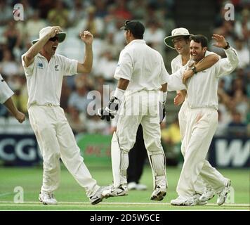 Il capitano della Nuova Zelanda Stephen Fleming (a sinistra) festeggia con Adam Parore (al centro) Dopo che il wicketkeeper catturò Mark Ramprakash dell'Inghilterra fuori dal bowling Di Nathan Astle (a destra con Daniel vettori) Foto Stock