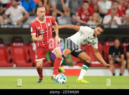 Franck Ribery di Bayern Monaco (a sinistra) e Trent Alexander-Arnold di Liverpool (a destra) combatti per la palla Foto Stock