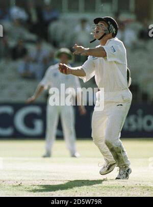 Matthew Bell, in Nuova Zelanda, celebra la cattura di Greame Thorpe in Inghilterra Il bowling di Daniel Vettori Foto Stock