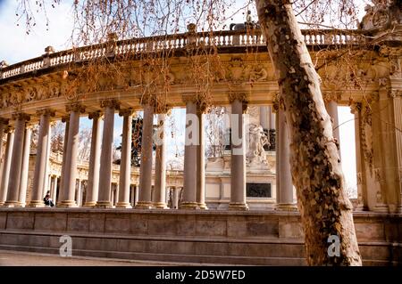 Grand Colonnato indipendente del Monumento ad Alfonso XII di Spagna nel Parco El Retiro di Madrid. Foto Stock