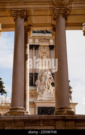Grand Colonnato indipendente del Monumento ad Alfonso XII di Spagna nel Parco El Retiro di Madrid. Foto Stock