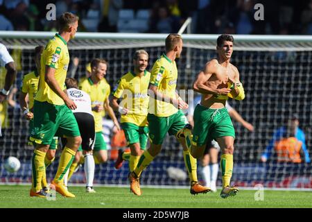 Nelson Oliveira di Norwich City (a destra) celebra il punteggio dell'equalizzatore Foto Stock