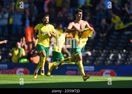 Nelson Oliveira di Norwich City (a destra) celebra il punteggio dell'equalizzatore Foto Stock