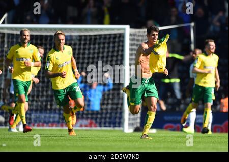 Nelson Oliveira (a destra) di Norwich City celebra il primo posto della sua parte obiettivo del gioco Foto Stock