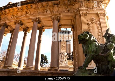 Grand Colonnato indipendente del Monumento ad Alfonso XII di Spagna nel Parco El Retiro di Madrid. Foto Stock