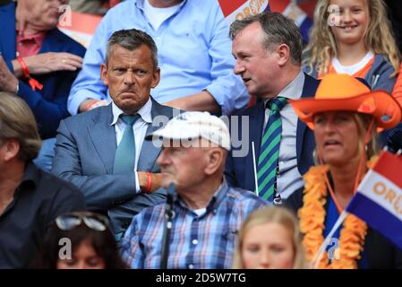 Martin Glenn (a sinistra) e Irlanda del Nord manager Michael o'Neill in piedi prima del calcio d'inizio Foto Stock