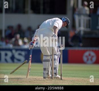 Michael Atherton, Inghilterra, è invisciato da Courtney Walsh, West Indies Foto Stock