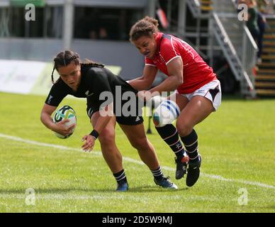 Theresa Fitzpatrick della Nuova Zelanda ha fatto una prova contro Hong Kong durante la partita della Coppa del mondo di rugby femminile al Billings Park. Foto Stock