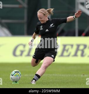 Il Kendra Cocksedge della Nuova Zelanda converte una prova contro Hong Kong durante la loro partita della Coppa del mondo di rugby femminile al Billings Park. Foto Stock