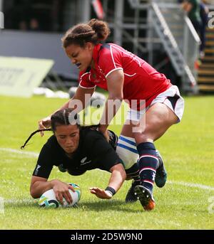 Theresa Fitzpatrick della Nuova Zelanda ha fatto una prova contro Hong Kong durante la partita della Coppa del mondo di rugby femminile al Billings Park. Foto Stock