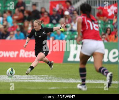 Il Kendra Cocksedge della Nuova Zelanda converte una prova contro Hong Kong durante la loro partita della Coppa del mondo di rugby femminile al Billings Park. Foto Stock