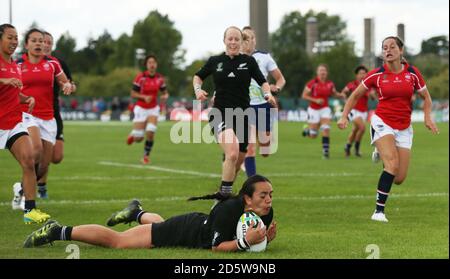 Theresa Fitzpatrick della Nuova Zelanda ha fatto una prova contro Hong Kong durante la partita della Coppa del mondo di rugby femminile al Billings Park. Foto Stock