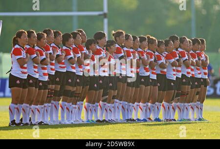 La squadra giapponese è in piedi per l'inno nazionale Foto Stock