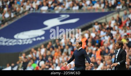 Il manager di Tottenham Hotspur Mauricio Pochettino (a sinistra) e il manager di Chelsea Antonio Conte sulla linea di contatto Foto Stock