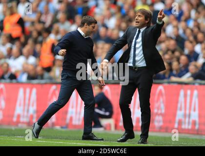 Il manager di Tottenham Hotspur Mauricio Pochettino (a sinistra) sembra frustrato sulla linea di contatto, accanto al manager di Chelsea Antonio Conte Foto Stock