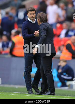 Il manager di Tottenham Hotspur Mauricio Pochettino (a sinistra) scuote le mani con Chelsea direttore Antonio Conte al fischio finale Foto Stock