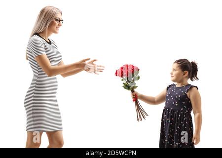 Ragazza che dà rose rosse ad una giovane donna isolata sopra sfondo bianco Foto Stock