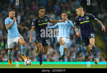 (Da sinistra a destra) Nicolas Otamendi di Manchester City, Dominic Calvert-Lewin di Everton, Bernardo Silva di Manchester City e Muhamed Besic di Everton combattono per la palla Foto Stock