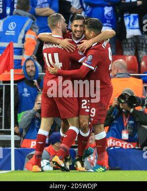 L'Emre Can (centro) di Liverpool celebra il primo gol del suo fianco Del gioco con Jordan Henderson di Liverpool (a sinistra) e Liverpool's. Roberto Firmino Foto Stock