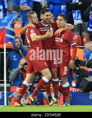 L'Emre Can (centro) di Liverpool celebra il primo gol del suo fianco Del gioco con Jordan Henderson di Liverpool (a sinistra) e Liverpool's. Roberto Firmino Foto Stock