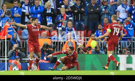 L'Emre Can di Liverpool (a sinistra) celebra il primo gol del suo fianco Del gioco con Jordan Henderson di Liverpool (a destra) e Liverpool's. Roberto Firmino Foto Stock