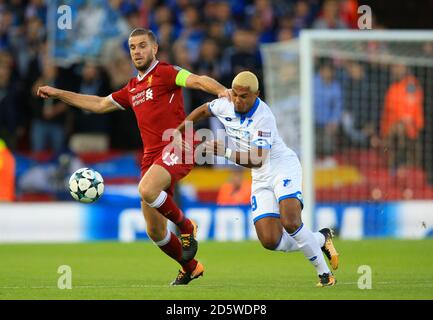 Jordan Henderson di Liverpool (a sinistra) e Serge Gnabry di Hoffenheim combattono per la sfera Foto Stock