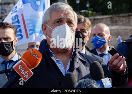 Il Vicepresidente del partito forza Italia Antonio Tajani parla alla stampa mentre indossa un facemask in Piazza del Popolo durante la manifestazione. Dimostrazione unificata dei sindacati delle forze di polizia italiane per chiedere una maggiore protezione, un piano straordinario di hirings e un dignitoso aumento contrattuale per l'applicazione della legge. Foto Stock