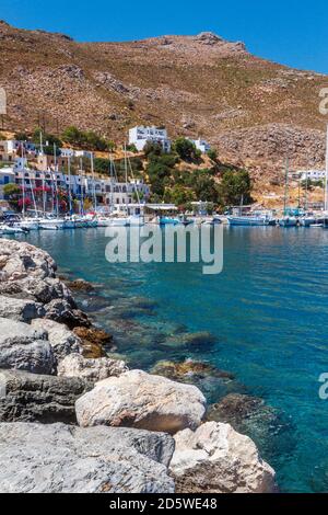 Livadia, il porto principale dell'isola di Tilos, nel complesso del Dodecanese, Grecia, Europa. Foto Stock