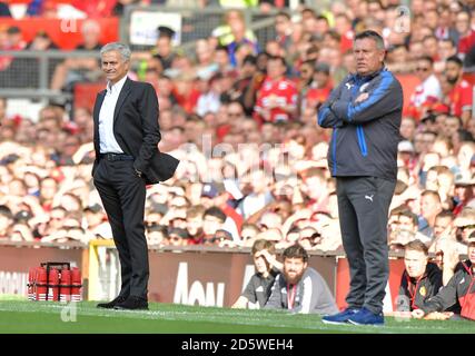 Il manager del Manchester United Jose Mourinho (a sinistra) e il manager di Leicester City Craig Shakespeare si trova nelle loro aree tecniche Foto Stock