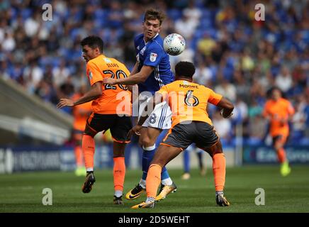 Sam Gallagher di Birmingham combatte per vincere la testata battendo Reading's. Thiago Ilori e Liam Moore di Reading Foto Stock