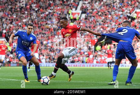 Anthony Martial (centro) di Manchester United e Danny Simpson di Leicester City combatti per la palla Foto Stock